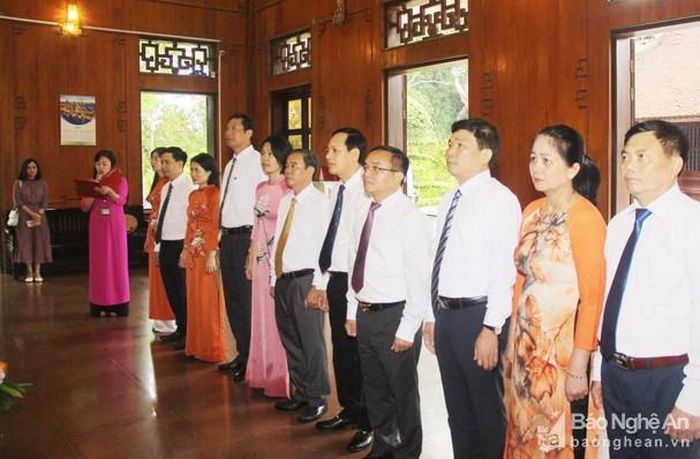 Đoàn cán bộ Ban Dân vận Tỉnh ủy tưởng niệm Chủ tịch Hồ Chí Minh tại Khu Di tích Kim Liên. Ảnh: Mai Hoa