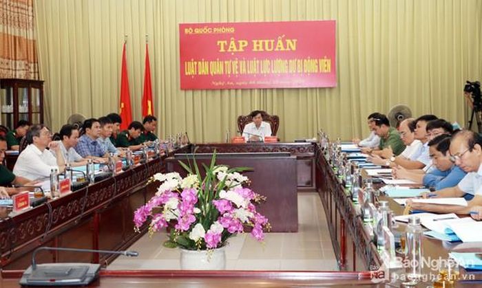 Phó Chủ tịch Thường trực UBND tỉnh Lê Hồng Vinh chủ trì tại điểm cầu Nghệ An. Ảnh: Mỹ Hà