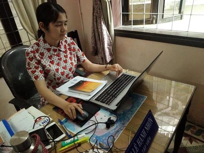 Phan Lê Hạnh Nhơn, nữ biên tập viên năng động của Nhà xuất bản Thuận Hóa. Ảnh: Nguyễn Văn Toàn. 