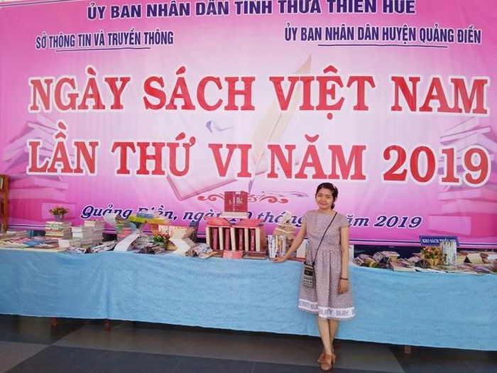 Phan Lê Hạnh Nhơn trong một hoạt động phong trào của Nhà xuất bản Thuận Hóa. 