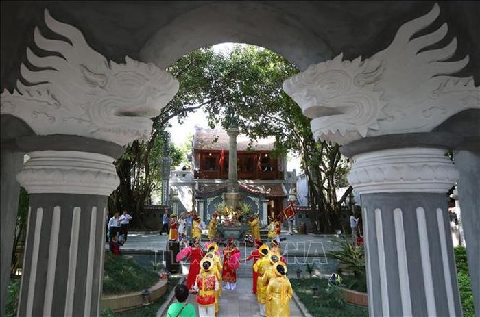 Nhân dân tưởng nhớ Vua Lê Thái Tổ nhân 587 năm ngày mất tại đình Nam Hương (cụm di tích vừa được trùng tu, tôn tạo). Ảnh: Hoàng Hiếu/TTXVN