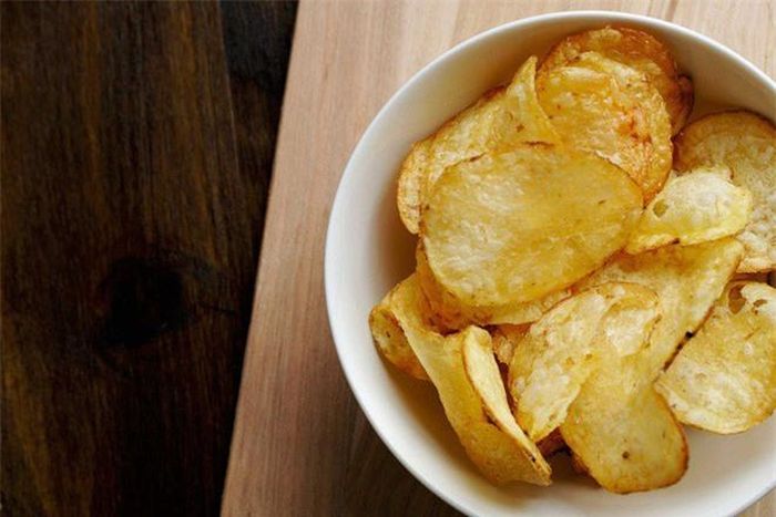 Khoai tây chiên: Món ăn nhẹ này chứa những chất béo, natri và carbohydrates. Một nghiên cứu được công bố trên tờ New England Journal of Medicine cho thấy 99,2% người trên thế giới tiêu thụ trên 2.000 mg natri trong khi chỉ nên tiêu thụ 1.500 mg mỗi ngày. Những người tiêu thụ trên 2.000 mg natri mỗi ngày thì có đến 1/10 tử vong vì tim mạch.