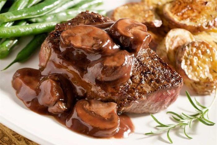 Thịt đỏ: Những loại thịt này chứa nhiều chất béo no, cholesterol và muối, không tốt cho những người mắc bệnh tim mạch.