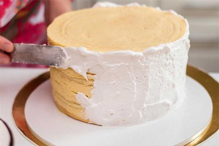 Kem phủ bánh ngọt: Ngoài việc chứa đầy chất bảo quản và các thành phần như đường, calo, chất béo, lớp kem này là cơn ác mộng đường cho tim mạch.
