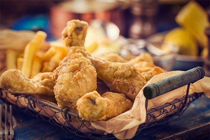 Đồ rán: Những món ăn rán giòn có thể rất ngon nhưng lại không tốt cho cơ thể. Những món ăn chiên lâu làm thay đổi cấu trúc của vitamin và chất chống oxy hóa. Khi ăn thực phẩm này không chỉ nhận được thêm chất béo và calo mà còn gây tổn hại cơ thể.