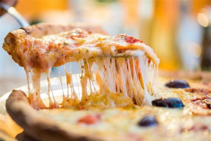 Pizza: Trong pizza chứa một lượng lớn carbohydrate, muối và phô mai đã chế biến, không hề tốt cho tim mạch.
