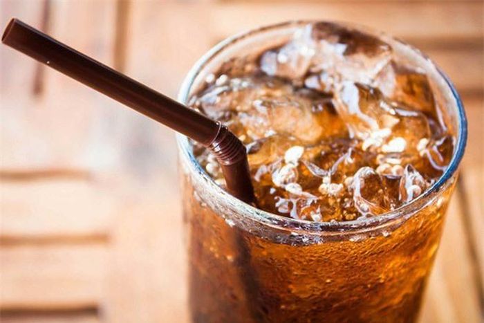Soda: Soda có thể làm tăng cân, điều này không tốt cho tim mạch. Theo Hiệp hội Tim Mạch Hoa Kỳ, "gần 70 % người Mỹ trưởng thành bị thừa cân hoặc béo phì, béo phì làm cho bạn có nguy cơ cao về các vấn đề về sức khỏe như bệnh tim, đột quỵ, cao huyết áp, tiểu đường..."