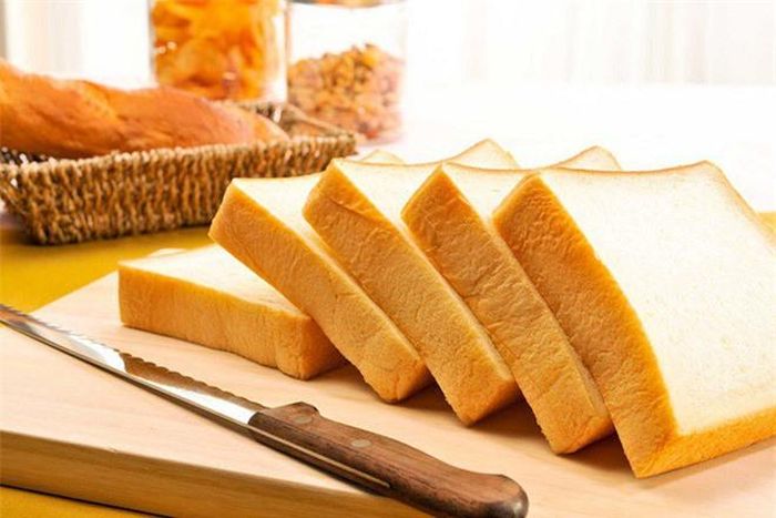 Bánh mì trắng: Bánh mì trắng, mì ống và gạo trắng là tinh bột, sẽ chuyển hóa thành đường khi hấp thụ vào cơ thể. Vậy nên, hãy sử dụng những thực phẩm chứa nhiều chất xơ hơn, tiêu hóa chậm hơn để giúp điều chỉnh lượng đường trong máu.