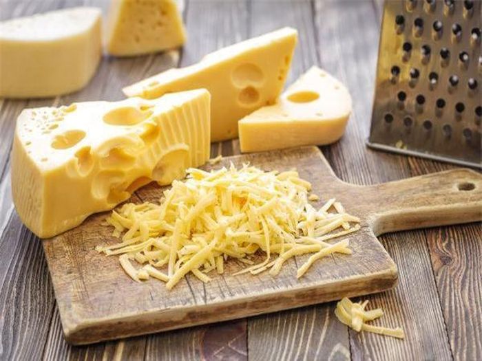 Pho mát: Một thực tế của ngành công nghiệp thực phẩm là các trang trại chăn nuôi gia súc thường tiêm các hormon vào động vật để tăng sản lượng sữa. Và khi sữa này được sử dụng để sản xuất phó mát, đây sẽ là một sản phẩm có khả năng giết chết đời sống tình dục của mọi người. Vì vậy, hãy cẩn thận khi ăn các loại pho mát được bán trên thị trường.