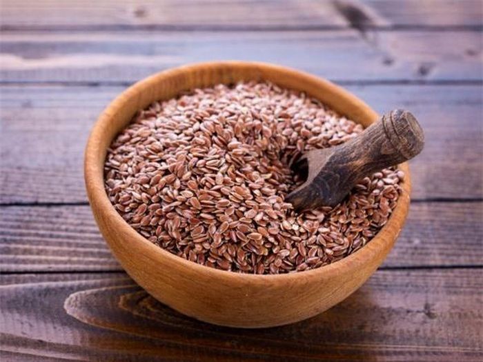 Hạt lanh có thể nằm trong danh sách siêu thực phẩm cùng với hạt chia và trái bơ, nhưng chúng có một tác dụng phụ đáng tiếc mà không được đề cập nhiều. Đó là chúng làm giảm testosterone (hormon tăng ham muốn tình dục) trong cơ thể.
