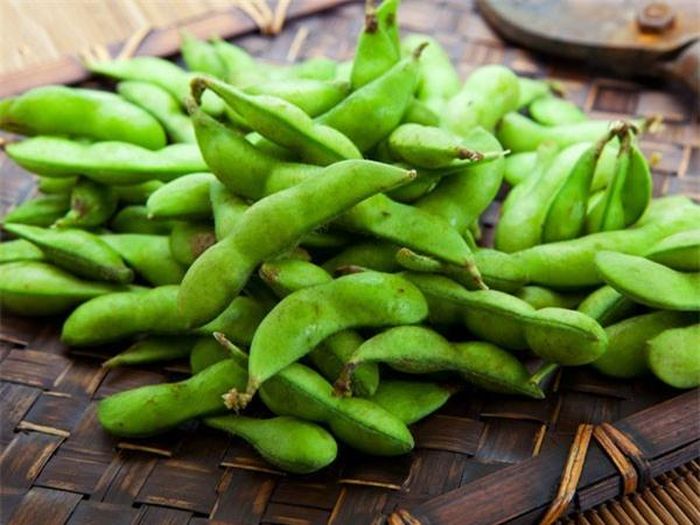 Đậu Edamame (Đậu nành Nhật Bản): Các nghiên cứu đã chỉ ra rằng đậu Edamame phá vỡ chức năng buồng trứng và hormon giới tính của phụ nữ đồng thời làm giảm lượng tinh trùng trên 40% ở nam giới. Vì vậy, bạn nên hạn chế ăn các sản phẩm đậu nành nếu muốn đời sống tình dục viên mãn.