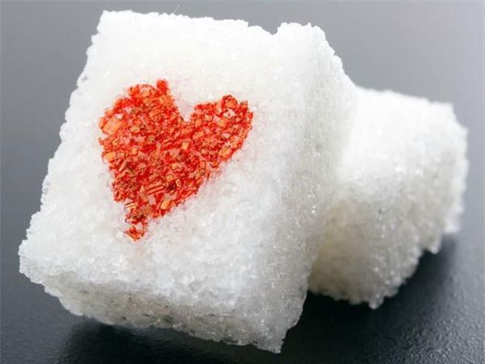 Đường: Ăn nhiều đường sẽ cho bạn tăng cân không kiểm soát và điều đó dẫn đến một loạt các vấn đề, bao gồm làm giảm nhu cầu tình dục. Điều này là do lượng đường trong máu cao gây ra việc tiết insulin trong cơ thể, làm giảm sản xuất testosterone, hormon làm tăng ham muốn tình dục của bạn. Thêm vào đó, chất béo được biết đến làm sản sinh estrogen - "thủ phạm" giết chết ham muốn tình dục.