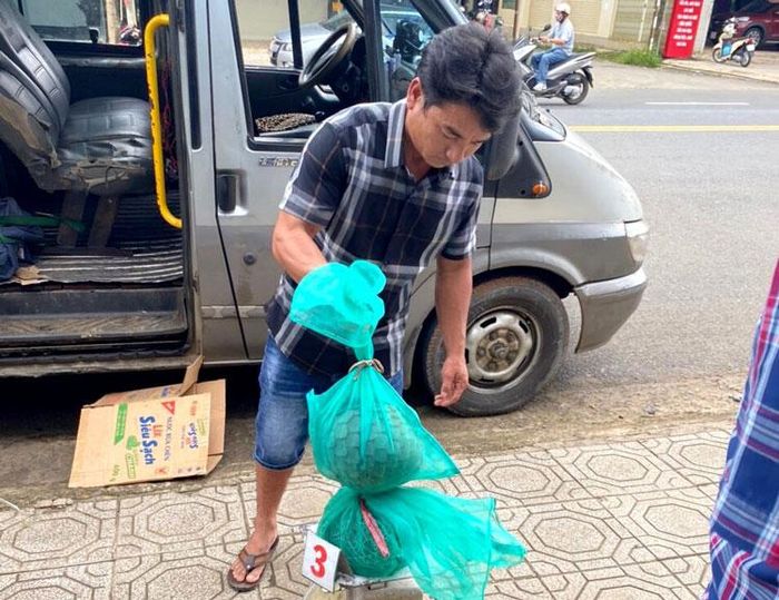 Tài xế Nguyễn Thế học cùng tang vật các loài động hoang dã bị bắt giữ trên xe khách