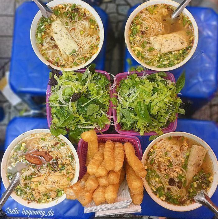 Khi ăn, bạn có thể cho thêm chút tương ớt, chút giấm tùy khẩu vị cùng với rau muống chẻ, bắp chuối bào, rau quế, ngò gai, rau kinh giới… xanh non để bát bún thêm đủ vị và ăn không bị ngán.