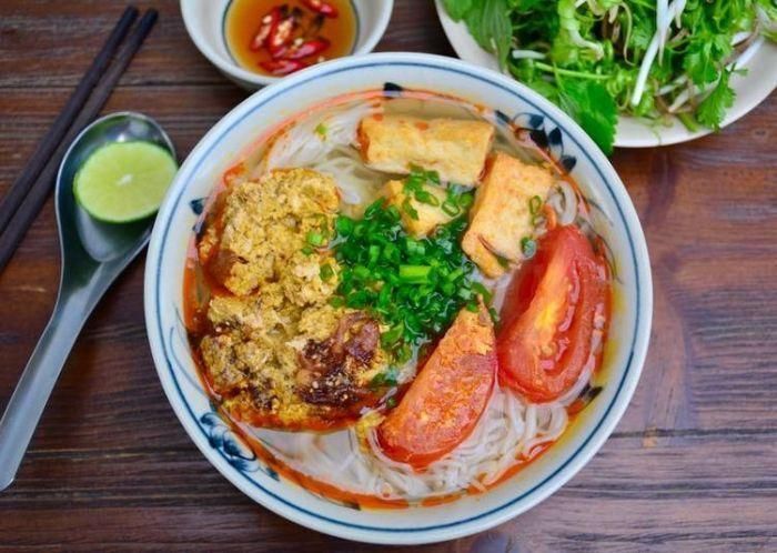 Không cần thêm thịt bò, chả giò hay bất cứ topping nào nhưng bún riêu ở đây vẫn đủ để mê hoặc thực khách bởi cái nét nét đạm bạc đơn sơ.