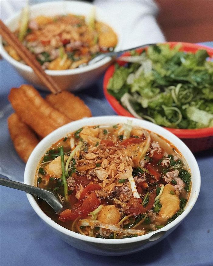 Bún riêu hàng Lược vị thanh chua của giấm bỗng, mùi thơm của hành khô tự làm