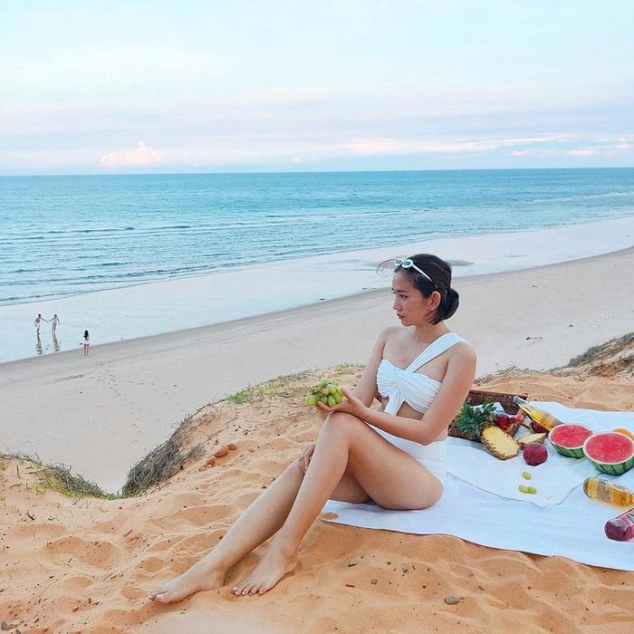 Thời điểm bình thường, các bãi Hòn Rơm 1, Hòn Rơm 2 là tụ điểm đông khách vui chơi, tắm biển. Ảnh: Tien.phong, Diem.insta.