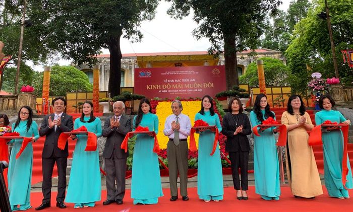 Ban Tổ chức và các đại biểu cắt băng tại Lễ khai mạc triển lãm.