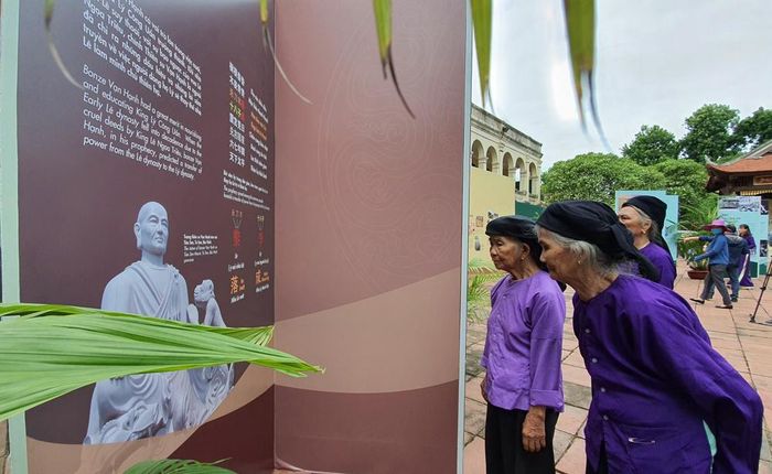 Người dân tham quan tại triển lãm trong sáng 9/10.