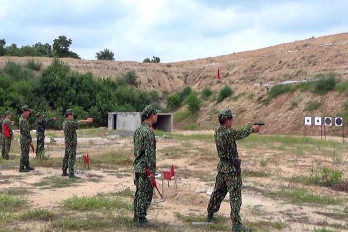 Các thí sinh tranh tài tại nội dung bắn súng K54.
