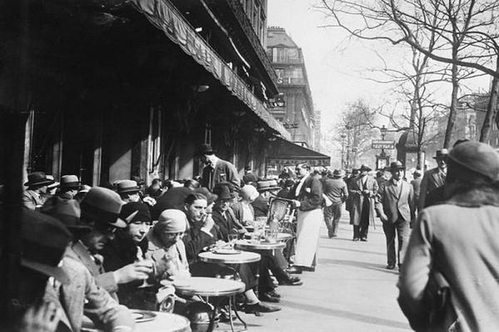 Ngồi trong quán nhâm nhi tách cà phê là một nét văn hóa của người dân Paris.