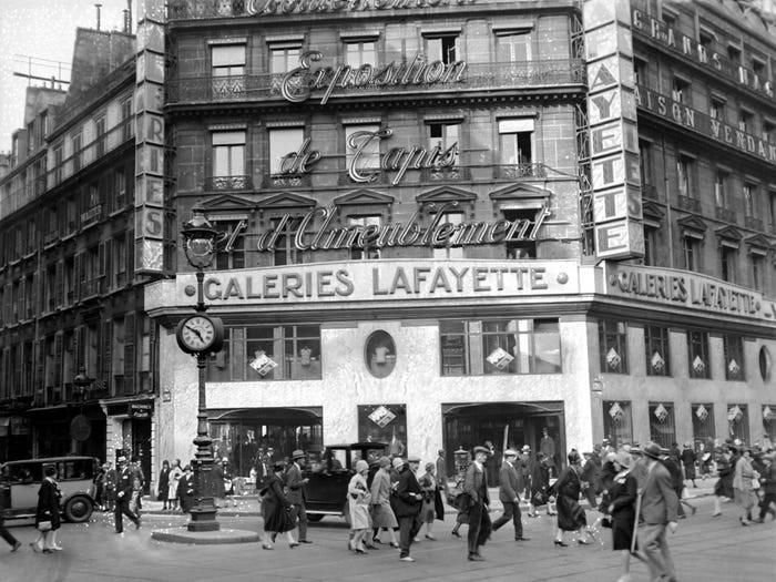Nhiều người dân Paris thích mua sắm tại các cửa hàng bách hóa nổi tiếng.
