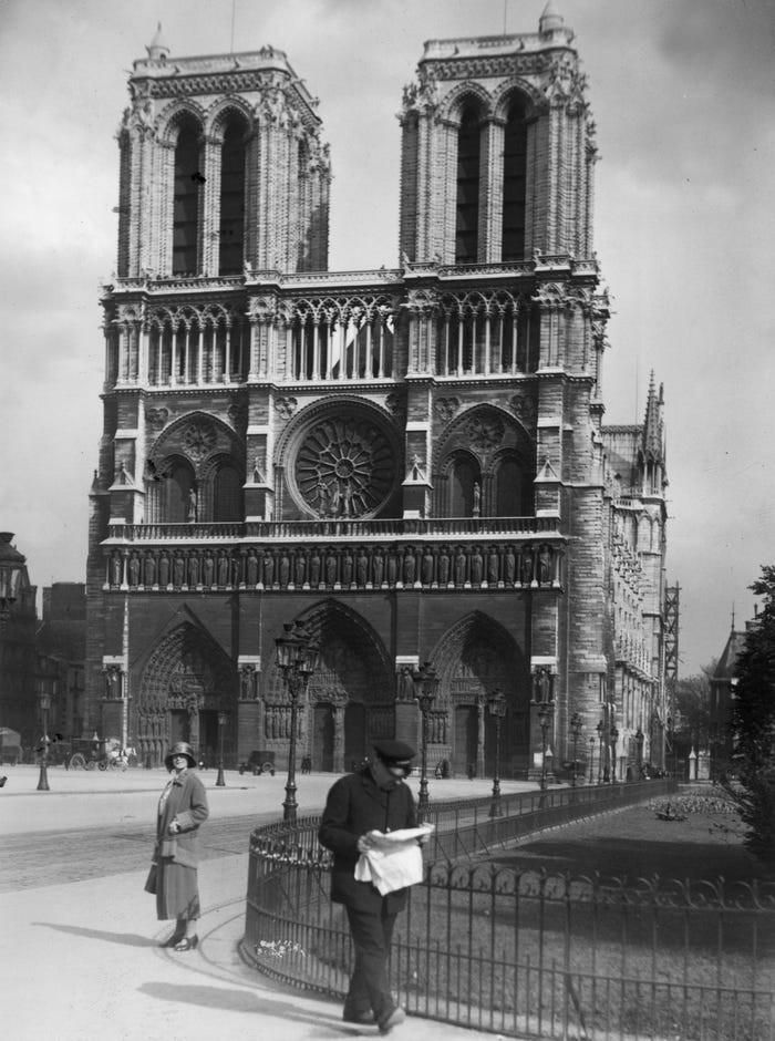 Nhà thờ Đức Bà Paris năm 1920. Nhà thờ này đã bị cháy vào năm 2019 và đang được tái thiết.