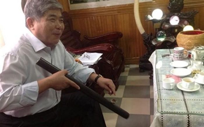 Vị đại gia này còn rất thích hút thuốc lào. Có lẽ, vì thế, người ta đặt cho ông biệt danh là đại gia “điếu cày”. Ảnh: Vietnamnet.