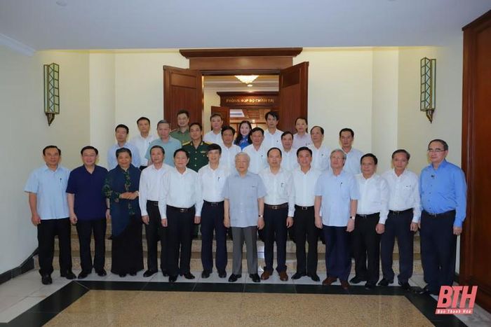 Bộ Chính trị và tập thể lãnh đạo tỉnh Thanh Hóa (Ảnh: BTH)
