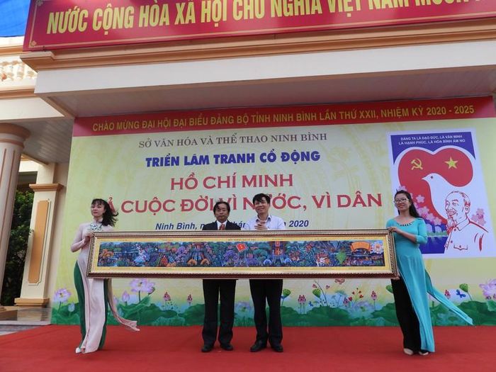  Ông Nguyễn Mạnh Cường – Giám đốc sở Văn hóa và Thể thao nhận bức tranh “Hồn thiêng Đại Cồ Việt” do họa sĩ Nguyễn Phúc Khôi tặng.