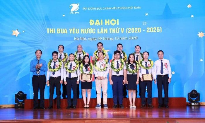03 nhóm tác giả của 03 sản phẩm Giải pháp Trục liên thông văn bản quốc gia; Giải pháp Cổng dịch vụ công quốc gia; Giải pháp Phần mềm quản lý bệnh viện VNPT HIS được tôn vinh.