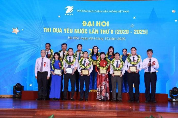 12 điển hình tiên tiến trong phong trào thi đua yêu nước Tập đoàn VNPT giai đoạn 2015 – 2019 được tôn vinh.