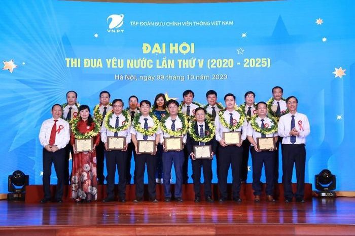 15 tập thể điển hình tiên tiến trong phong trào thi đua yêu nước Tập đoàn VNPT giai đoạn 2015 – 2019 được tôn vinh.