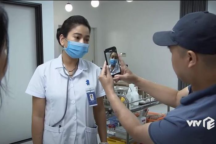 'Lửa ấm' khai thác đề tài lính cứu hỏa và ngành y vốn là những chủ đề khó. 