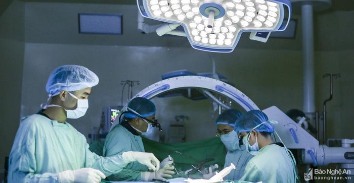 Phó Giáo sư,Tiến sĩ, Bác sĩ Nguyễn Lê Bảo Tiến - Viện trưởng Viện Chấn thương chỉnh hình, Bệnh viện Hữu nghị Việt - Đức cùng ê-kip đang thực hiện phẫu thuật. Ảnh: Kim Chung