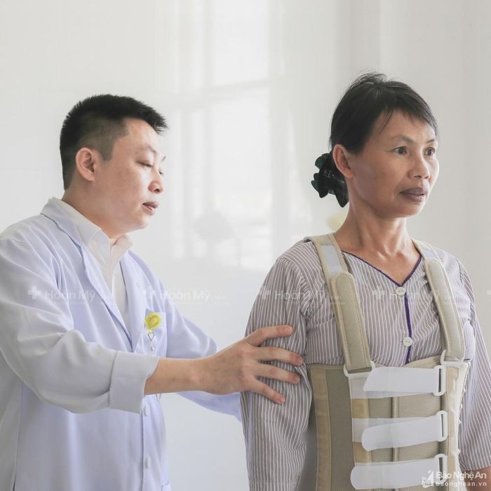 Bác sĩ Nguyễn Văn Thắm - Khoa Vật lý trị liệu phục hồi chức năng thăm khám cho người bệnh trước khi xuất viện. Ảnh: Kim Chung