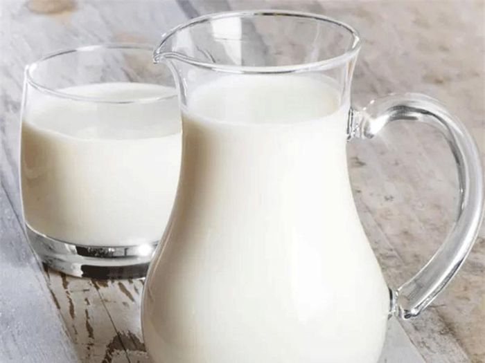 Sữa: Uống sữa hàng ngày sẽ đáp ứng được yêu cầu hàng ngày của bạn về iốt. 1 ly sữa chứa 56 microgram iốt. Ngoài iốt, sữa là nguồn cung cấp vitamin D và canxi tốt. Nó cũng chứa các khoáng chất khác như mangan, folate, phốt pho, kali và magiê.