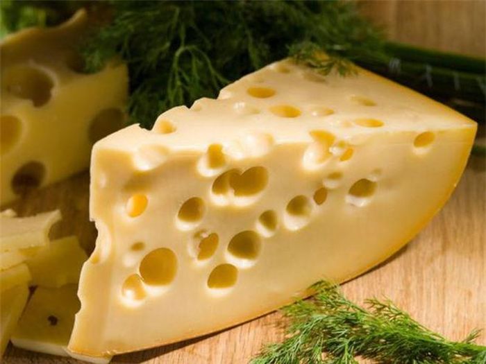 Pho mát Cheddar chứa 12 igram kali nhưng nó có hàm lượng calo cao nên bạn chỉ nên ăn pho mát cheddar với số lượng vừa phải. Bạn có thể thêm một miếng phô mai trong bánh sandwich hoặc rắc nó trong salad của bạn.