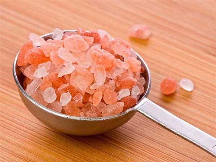 Muối Himalaya: Thay vì dùng muối ăn, bạn có thể ăn muối Himalaya. Muối này là một lựa chọn rất tốt 0,5 gram muối Himalaya cung cấp 250 microgam iốt. Nó sẽ đáp ứng 150% lượng iốt cần thiết hàng ngày của bạn, do đó nên tiêu thụ nó với số lượng vừa phải.