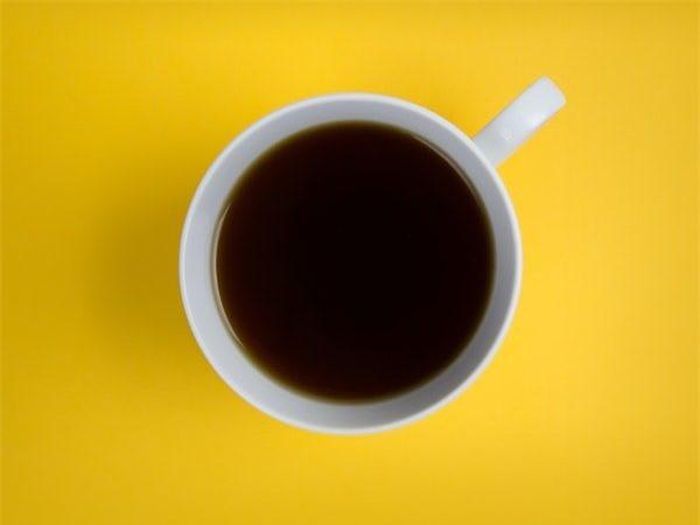Cà phê: Vì caffeine trong cà phê gây co thắt các mạch máu của bạn, điều này làm tăng áp huyết và gây nguy hiểm cho những người đã bị cao huyết áp.