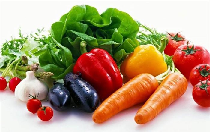 Rau củ: Chất xơ trong rau được biết đến để duy trì sự cân bằng mức axit trong miệng bằng cách trung hòa axit. Bông cải xanh và nấm là những loại rau nên ăn thường xuyên.