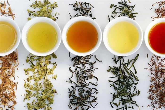 Các loại trà xanh và đen được các nha sĩ khuyên dùng cho răng khỏe mạnh vì chúng có chứa các chất polyphenol chống lại vi khuẩn.