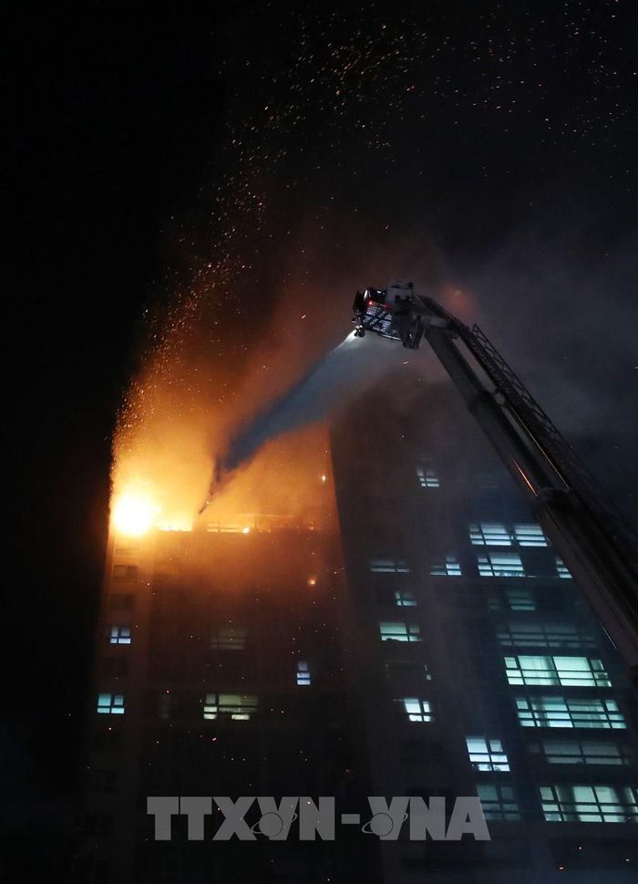 Lính cứu hỏa nỗ lực dập lửa vụ cháy chung cư cao tầng ở thành phố Ulsan, Hàn Quốc rạng sáng 9/10/2020. Ảnh: YONHAP/TTXVN 