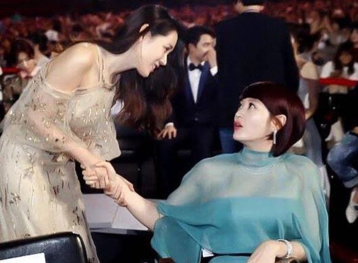 Son Ye Jin và Kim Hye Soo nắm tay thân thiết.