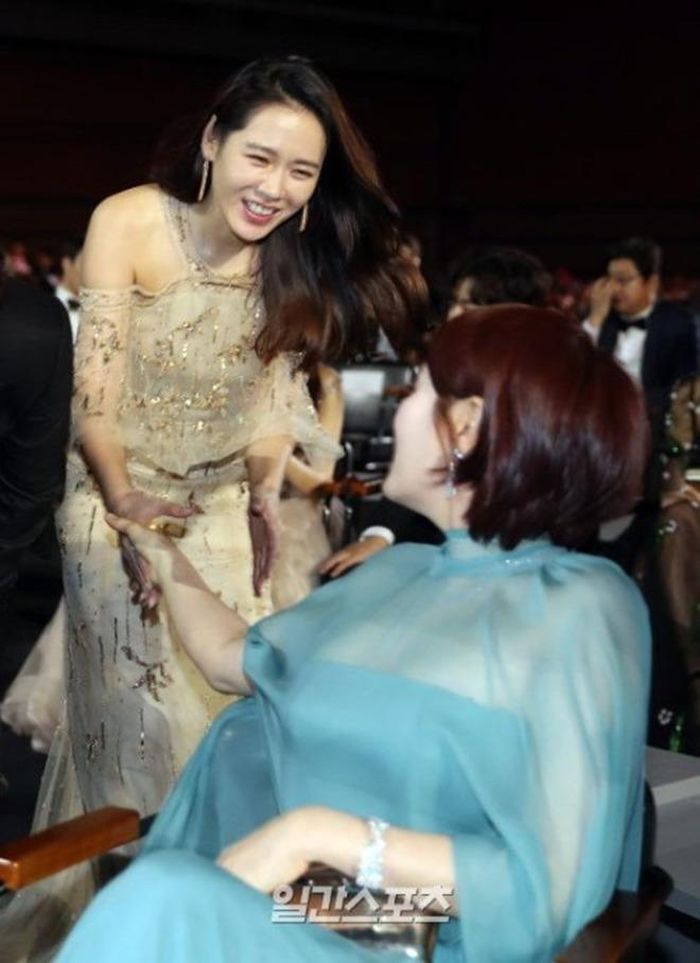 Nụ cười của "tình đầu quốc dân" khiến chị đại như Kim Hye Soo cũng tan chảy.