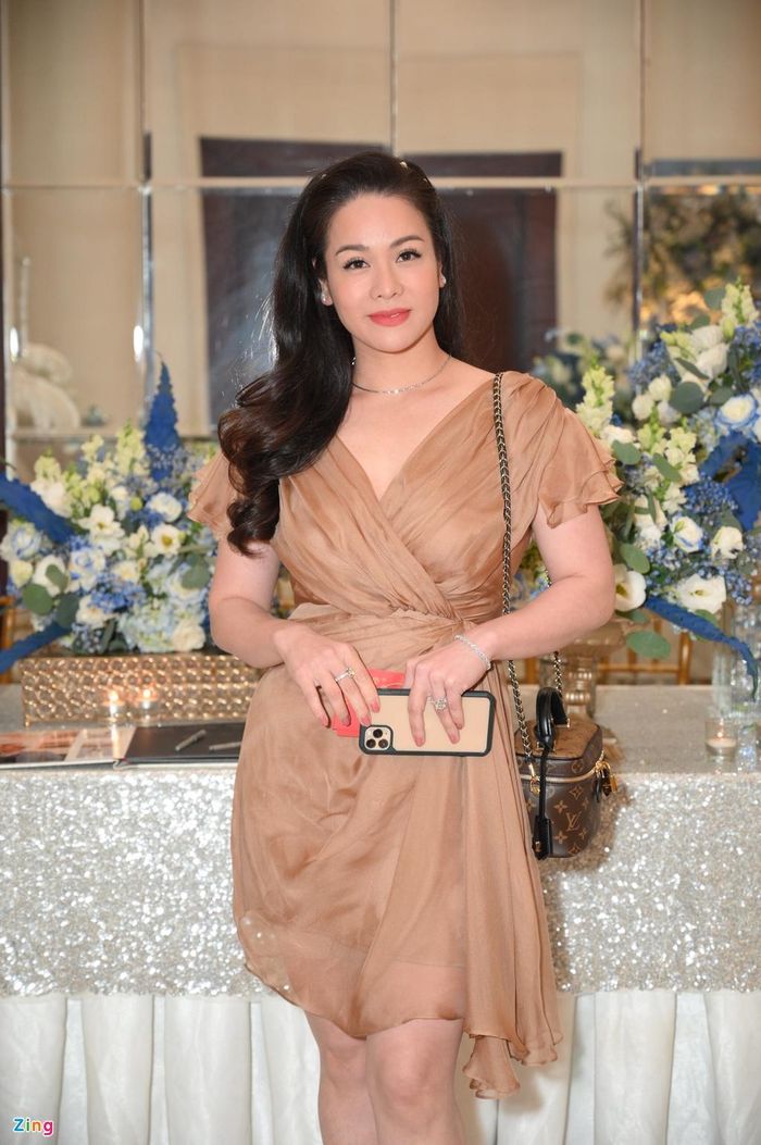  Nhật Kim Anh chơi thân với Khánh Đơn nhiều năm qua. Nam nhạc sĩ sáng tác và sản xuất khá nhiều sản phẩm nhạc cho diễn viên Tiếng sét trong mưa. 