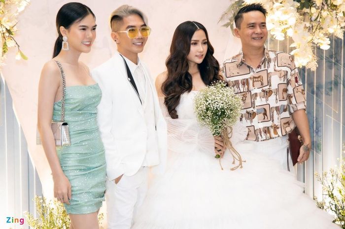  Khánh Đơn và diễn viên Huỳnh Như đã làm thủ tục đăng ký kết hôn hồi cuối tháng 12/2018. Nam nhạc sĩ khẳng định vợ và phía gia đình cô không lo lắng về quá khứ đào hoa, chia tay bạn gái trong ồn ào của anh. Đến chúc mừng lễ cưới của Khánh Đơn và Huỳnh Như có nhiều đồng nghiệp như diễn viên Kiều Trinh, Nhật Kim Anh, Tấn Beo... 