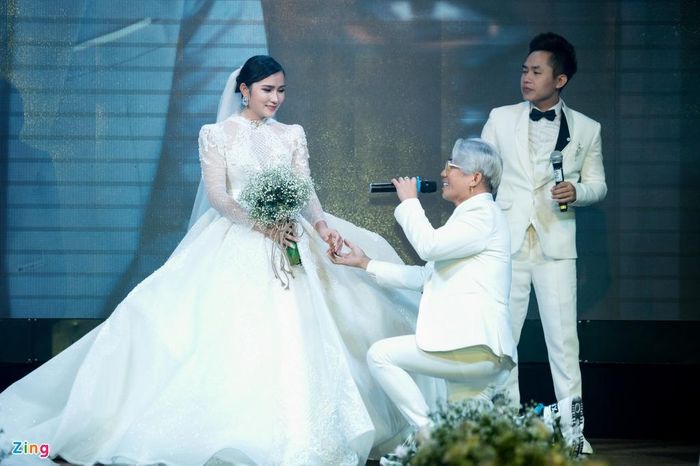  Sau khi thực hiện các nghi lễ truyền thống, Khánh Đơn gửi tặng bà xã ca khúc do chính mình sáng tác. Sau đó, nam nhạc sĩ bất ngờ quỳ gối trao nhẫn cho Huỳnh Như. Theo ghi nhận của phóng viên, cô dâu xúc động và rơm rớm nước mắt trước tình cảm của bạn đời. 