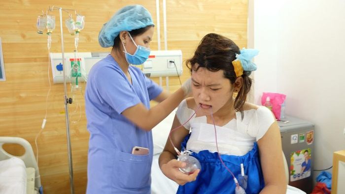 Để có diện mạo mới, Ngọc Anh phải trải qua trình phẫu thuật chuyển giới không ít đau đớn.
