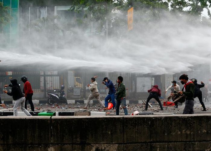 Indonesia, quốc gia đông dân thứ 4 thế giới, có nền kinh tế lớn nhất Đông Nam Á nhưng lại gặp bất lợi khi cạnh tranh với một số nước láng giềng về đầu tư nước ngoài. Jakarta trở thành quốc gia dân chủ kể từ khi chế độ độc tài Suharto sụp đổ hơn hai thập kỷ trước. Kể từ đó, cứ 5 năm Indonesia lại tổ chức cuộc bầu cử tổng thống trực tiếp lớn nhất thế giới.